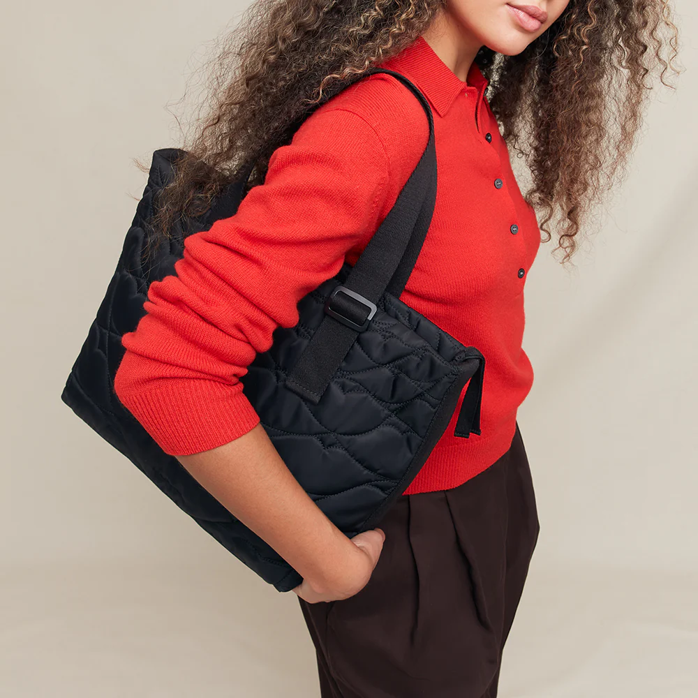 BLACK QUILTED LIP TOTE - Image 7