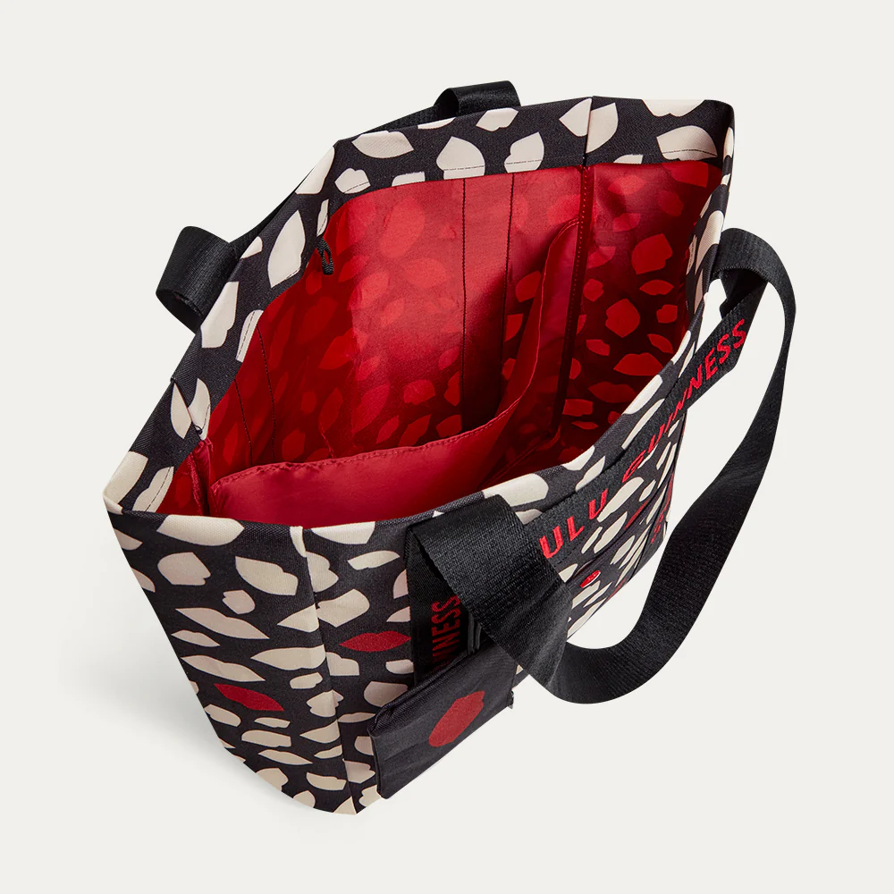 BLACK LIPS & KISSES TRAVEL SET - Image 7