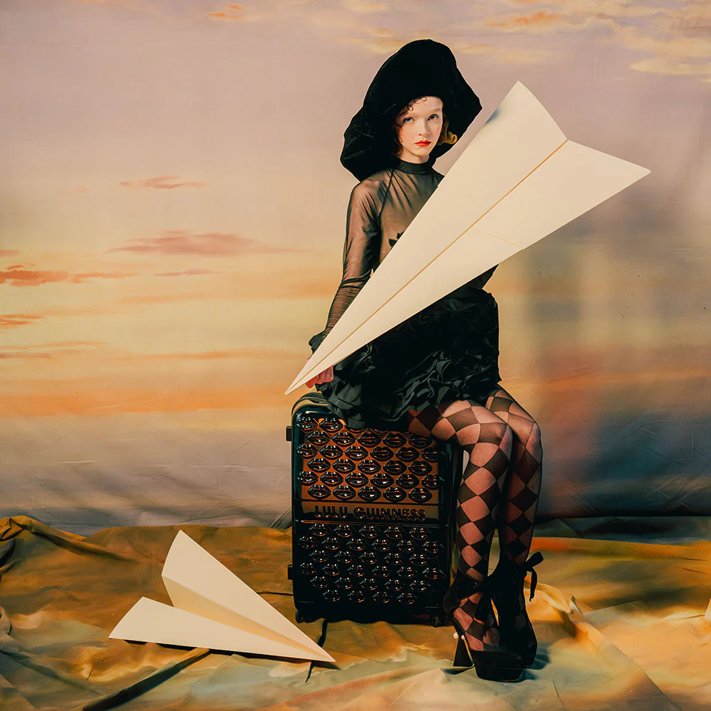 BLACK LIPS MEDIUM SUITCASE - Image 6